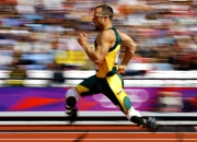 开云下载-赛道与球场，当F1引擎轰鸣遇见恩比德统治之夜