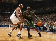 开云下载-银箭的逆袭与红衫的惊艳，阿斯顿马丁如何逆转索伯，塞恩斯又为何征服围场？