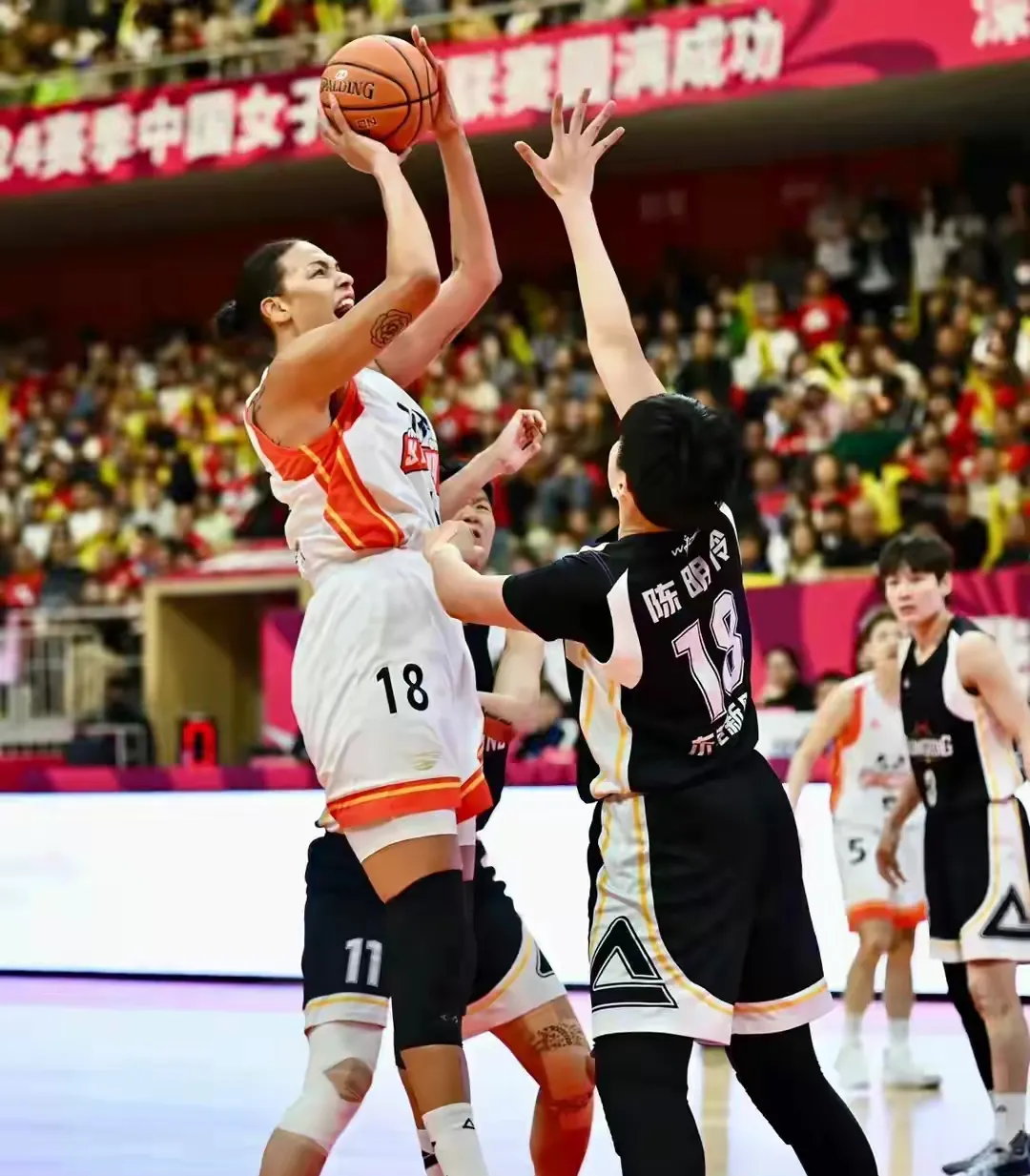 体育场上火爆比赛:女队运动员实力悍将!的简单介绍 体育场上火爆比赛:女队运动员实力悍将!的简单介绍