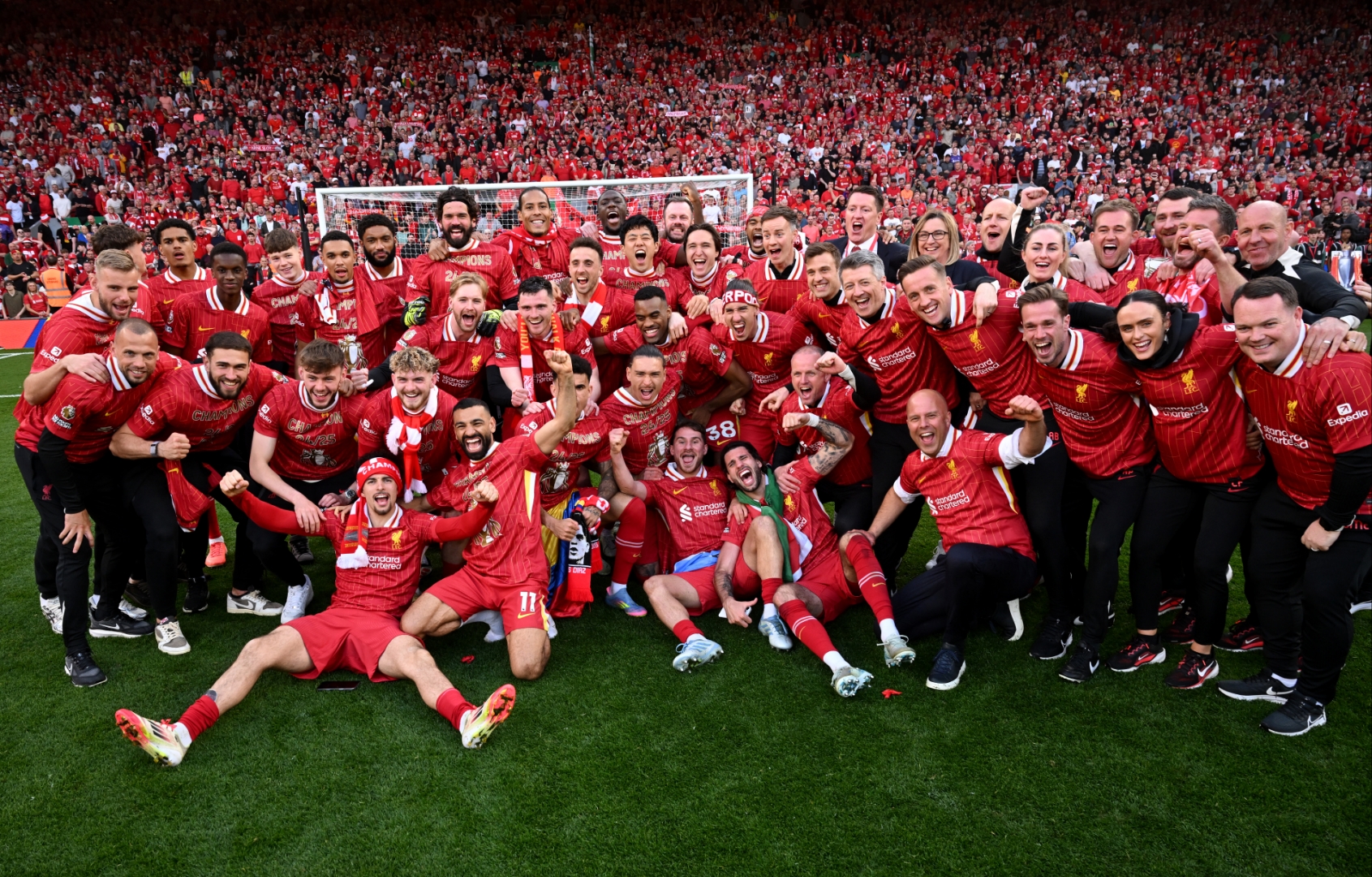 意大利队夺得冠军,全队欢呼!的简单介绍 意大利队夺得冠军,全队欢呼!的简单介绍