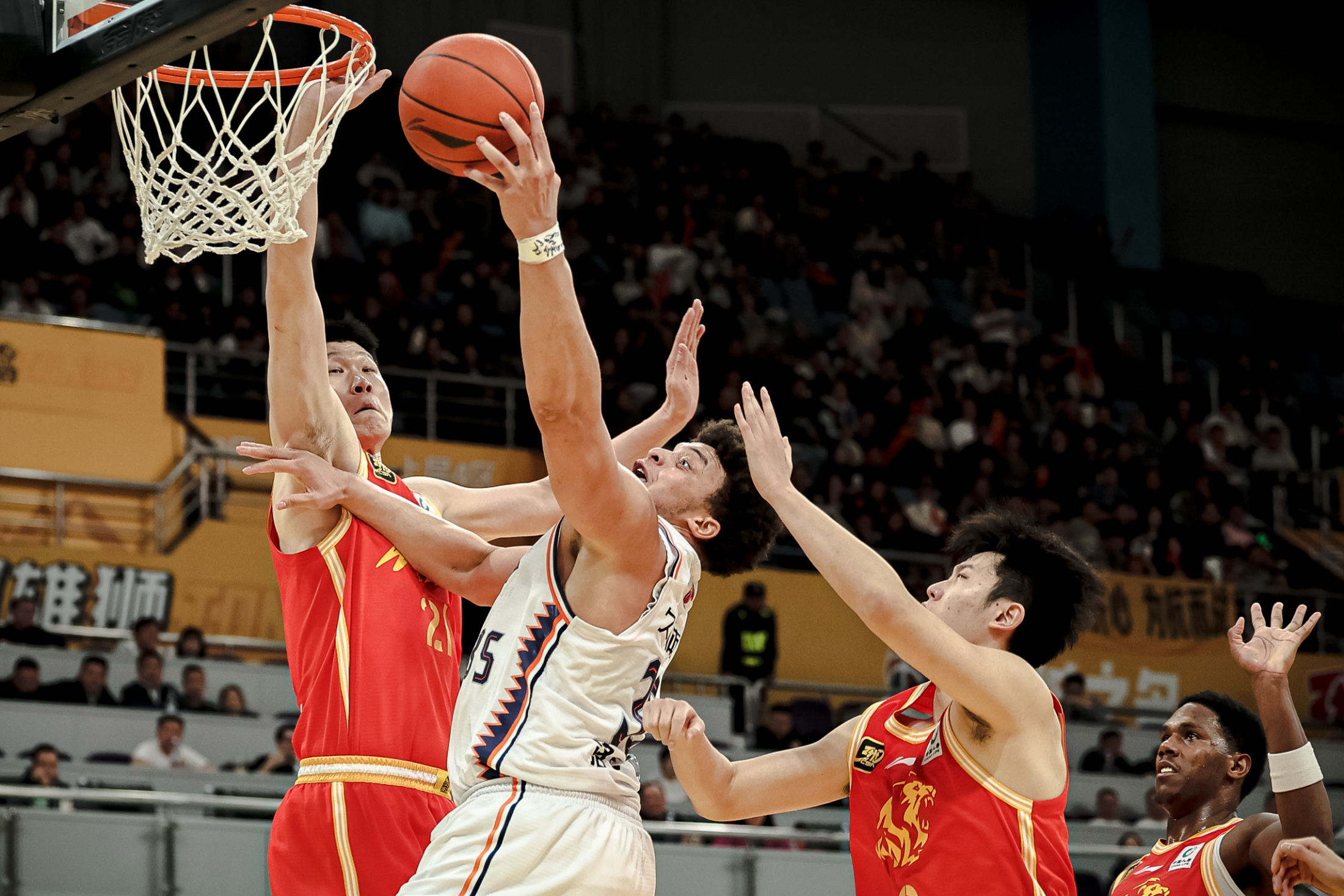 关于上海队险胜天津队,王哲林关键制胜的信息 关于上海队险胜天津队,王哲林关键制胜的信息