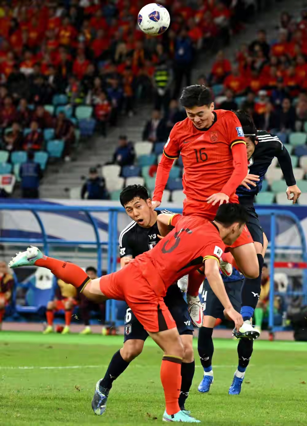 足球联赛的激战场面令人心潮澎湃的简单介绍